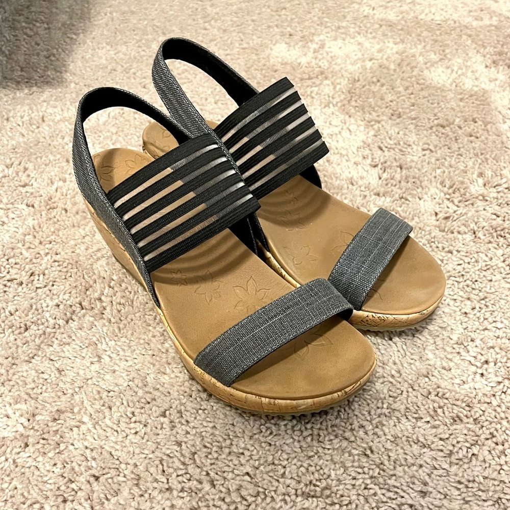 Sketchers Luxe Foam Black Open Toe Strappy Wedges
